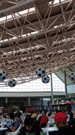 Mall food court in Pampatar fills up for soccer