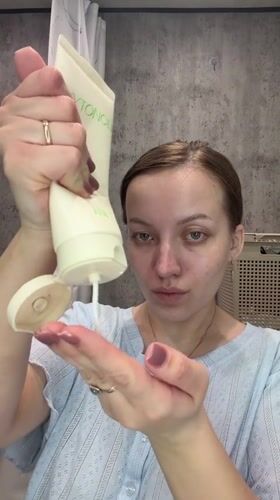 Woman documents evening skincare routine in Reshetnikovo bathroom