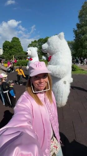 Polar bear mascots entertain families at Vsevolozhsk park event