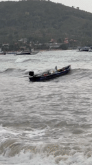 Rough seas batter Ko Samui boats, one partially submerged