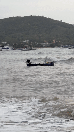 Rough seas batter Ko Samui boats, one partially submerged
