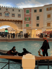 Gondola ride draws onlookers at Qatar's Venice-themed mall