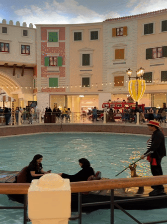 Gondola ride draws onlookers at Qatar's Venice-themed mall
