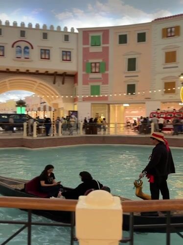 Gondola ride draws onlookers at Qatar's Venice-themed mall