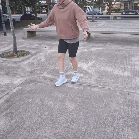 Ball juggling activities observed in Buenos Aires park plaza