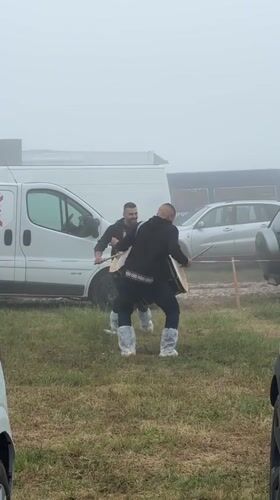 Two men spotted between vehicles in foggy Lyaskovets