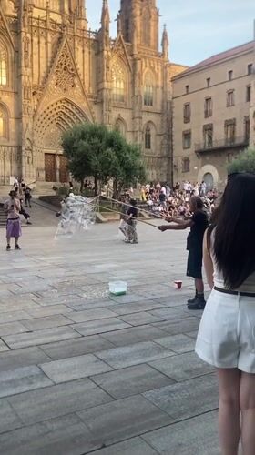 Bubble performer and Gothic Quarter streets, Barcelona afternoon