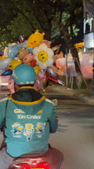 Balloon delivery and Dragon Bridge lights on a Đà Nẵng night