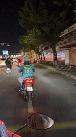 Balloon delivery and Dragon Bridge lights on a Đà Nẵng night