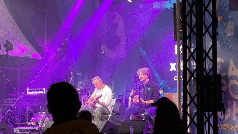 Duo performs acoustic set at Poznan ukulele festival anniversary