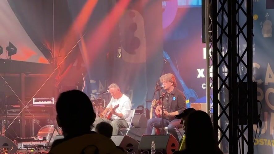 Duo performs acoustic set at Poznan ukulele festival anniversary