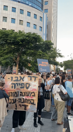 Tel Aviv protest demands release of detained Palestinian doctors