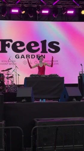 Outdoor music performances draw crowds at Kyiv venue
