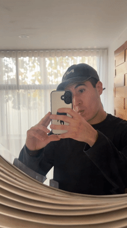 Man takes mirror selfies in Mexico town