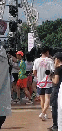 Da Lat Music Night Run participants gather, warm up