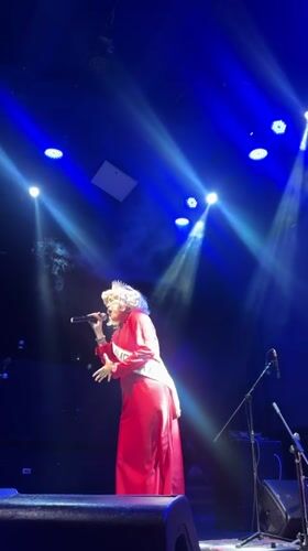Live vocal performance on a smoke-filled stage in Barranco