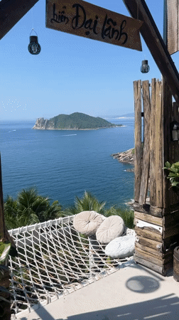 Relaxed coastal perch overlooking the sea in Hòa Xuân, Vietnam
