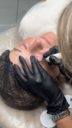 Woman receives permanent eyeliner tattoo at Omsk cosmetic clinic