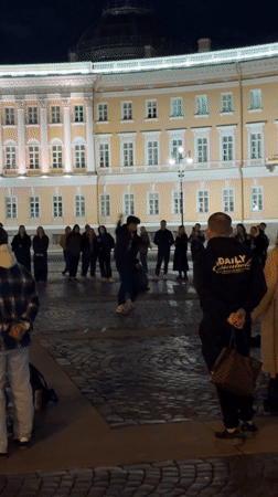 Breakdancer draws crowd in Saint Petersburg square