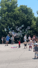 Bubble artist draws crowds in Varna park
