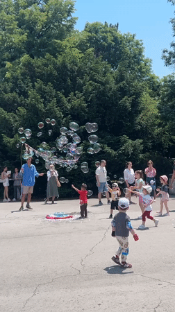 Bubble artist draws crowds in Varna park