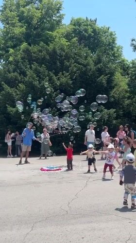 Bubble artist draws crowds in Varna park
