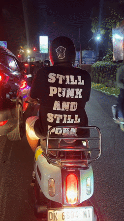 Punk-shirted rider spotted on white scooter in Mengwi