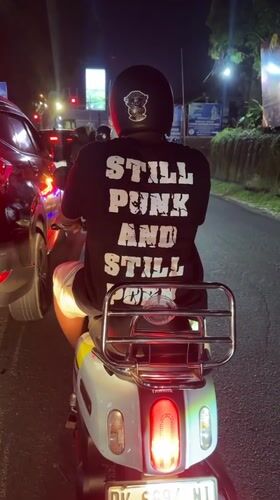 Punk-shirted rider spotted on white scooter in Mengwi
