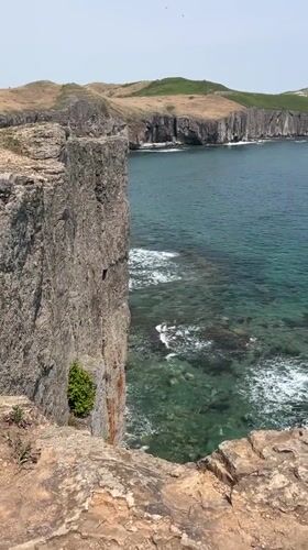 Two SUVs parked near coastal cliffs in Slavyanka, Russia
