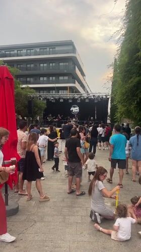 Live band draws crowds to outdoor concert in Badalona