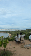Evening scenes capture tourists and monkeys in Đà Nẵng