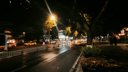 Evening urban life scenes captured across Yuzhong District