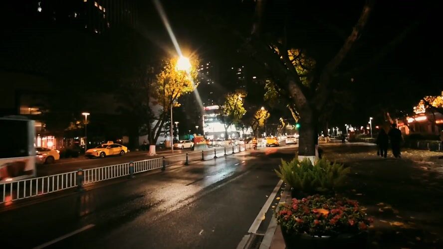 Evening urban life scenes captured across Yuzhong District