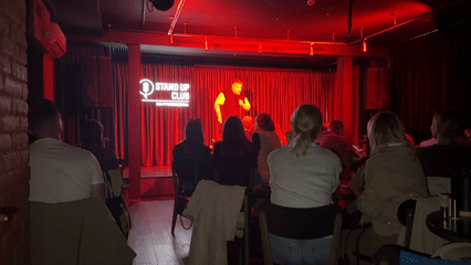 Comedy performance draws audience at Saint Petersburg stand-up club