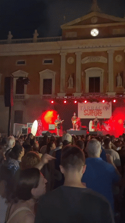 Tarraco Surfers rock Tarragona's main square in Roman costume