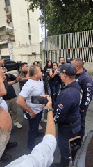 Tense civilian-police interaction observed on Caracas street