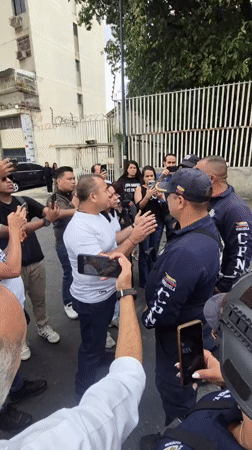 Tense civilian-police interaction observed on Caracas street