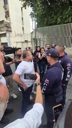 Tense civilian-police interaction observed on Caracas street
