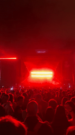 Outdoor concert draws crowds in Barcelona nighttime