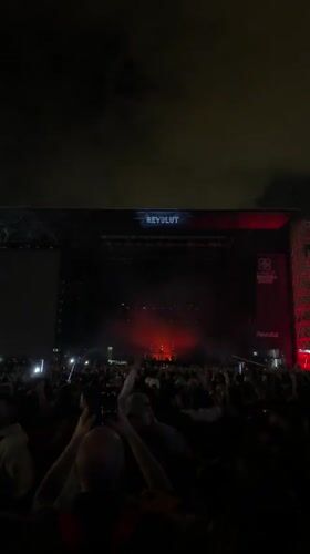 Outdoor concert draws crowds in Barcelona nighttime