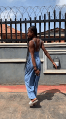 Woman conducts impromptu photo session in Ikorodu, Nigeria