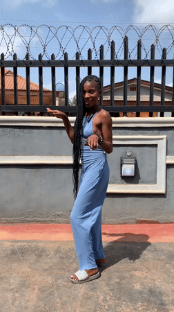 Woman conducts impromptu photo session in Ikorodu, Nigeria
