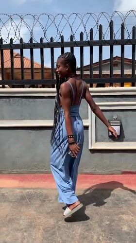 Woman conducts impromptu photo session in Ikorodu, Nigeria