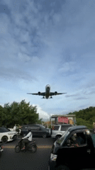 Qatar Airways jet makes low approach over Kuta road