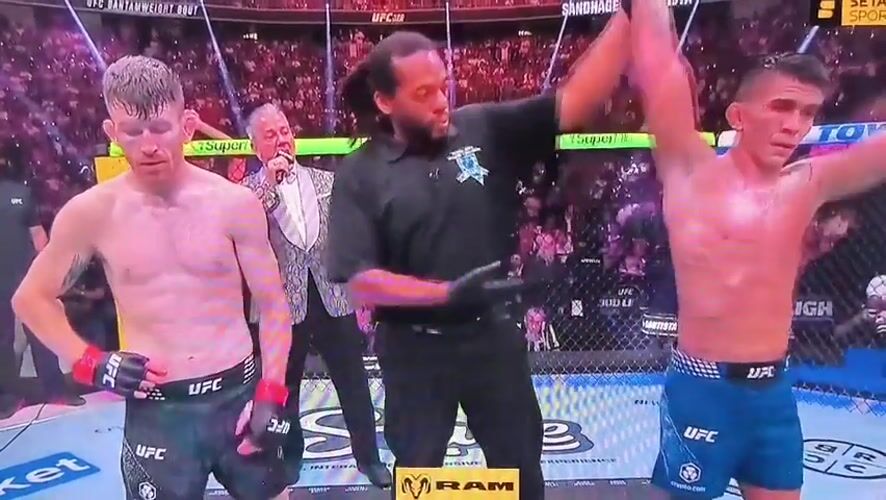 Max Holloway stops opponent in UFC octagon finish
