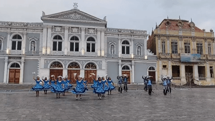 Choreographed fan dance in blue dresses at Iquique plaza