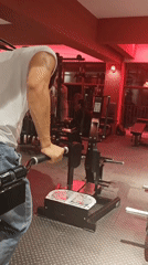 Afternoon gym session captured in Chongqing fitness facility