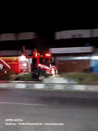 Fire truck response and restaurant scene captured in Lhokseumawe