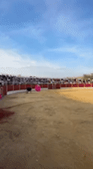 Bullfighting event draws crowds to San José del Valle arena