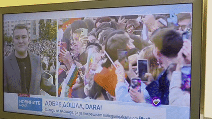 Bulgarian TV welcomes singer Dara with flag-waving crowds